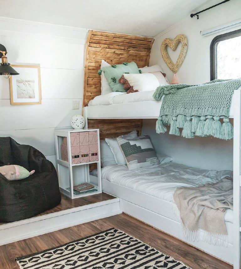@TheLincolnTribe'scozy RV bunk beds for their two daughters