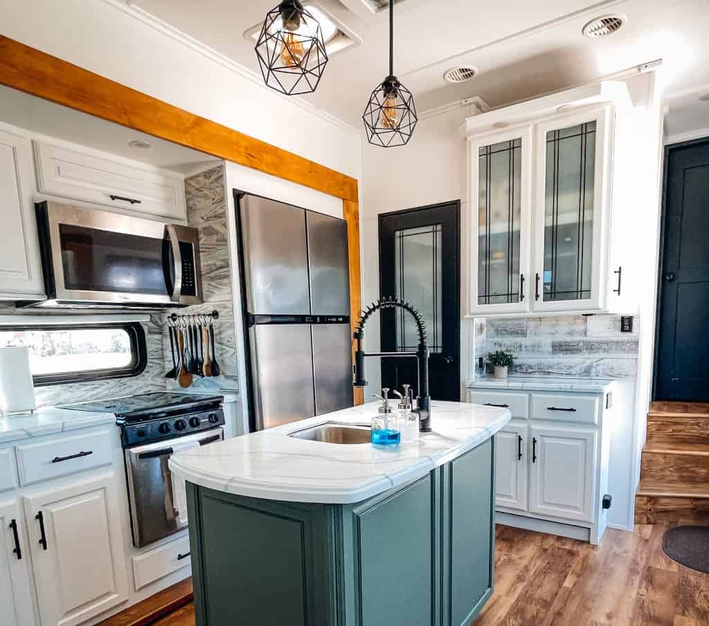Demian Ross' and Nikki Kirk's RV kitchen remodel
